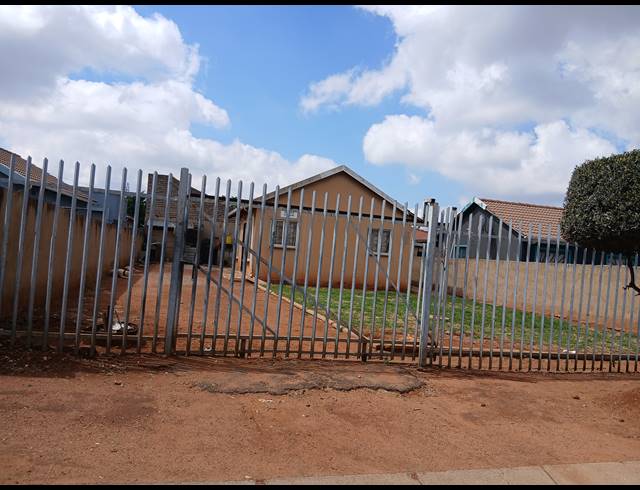 2 BEDROOM HOUSE FOR SALE IN PROTEA GLEN